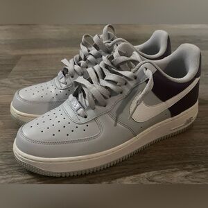 NIKE AIR FORCE 1 07 
NEUTRAL GREY-WHITE-WINE